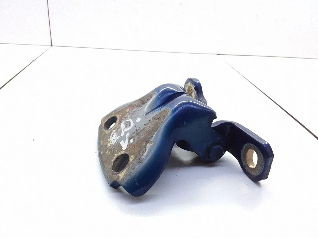 Rear door upper hinge – rear right