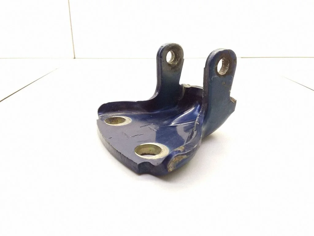 Rear door upper hinge – rear left