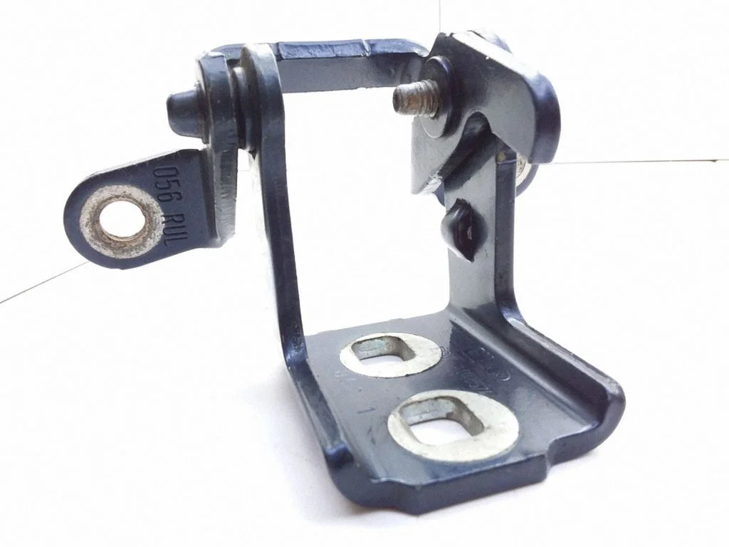 Rear door upper hinge ES03A046574