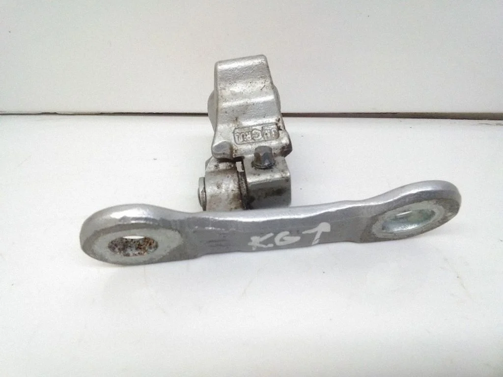 Aizmugurējā augšējā eņģe – aizmugurējā kreisā