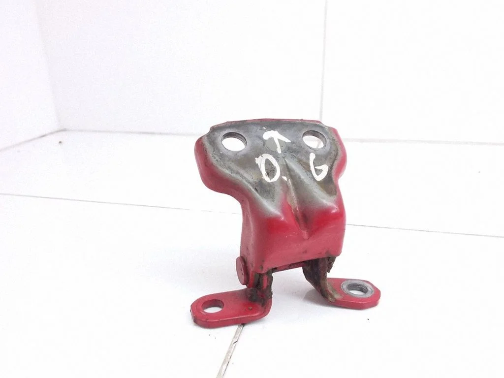 Aizmugurējā augšējā eņģe – labā