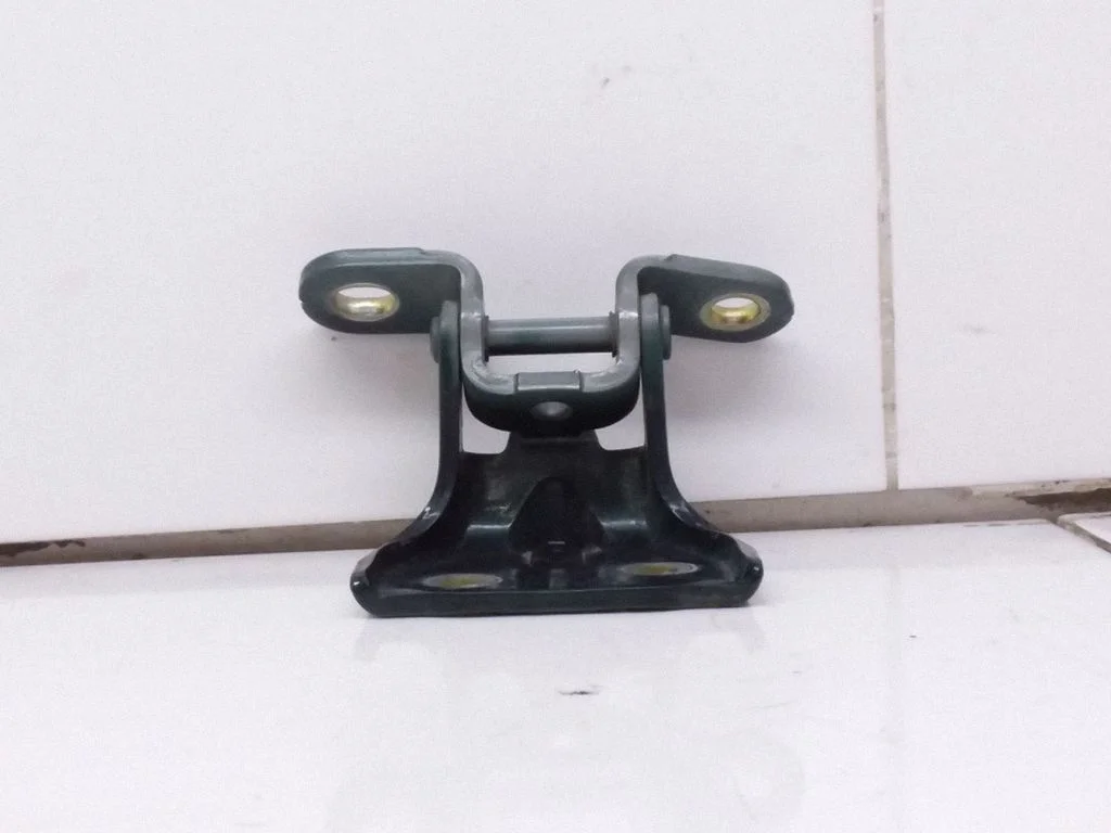 Rear door upper hinge – right