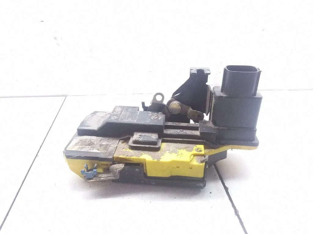 Aizmugurējo durvju slēdzene 8650554