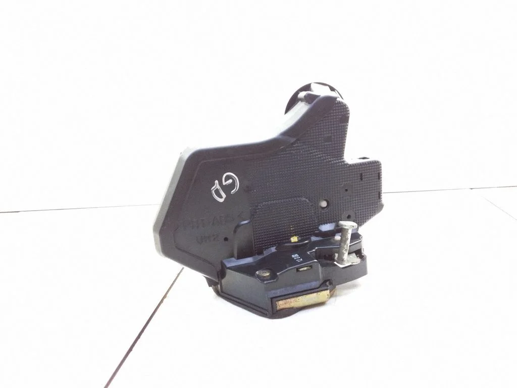 Rear door lock – Toyota Matrix (E130) (2001-2008)