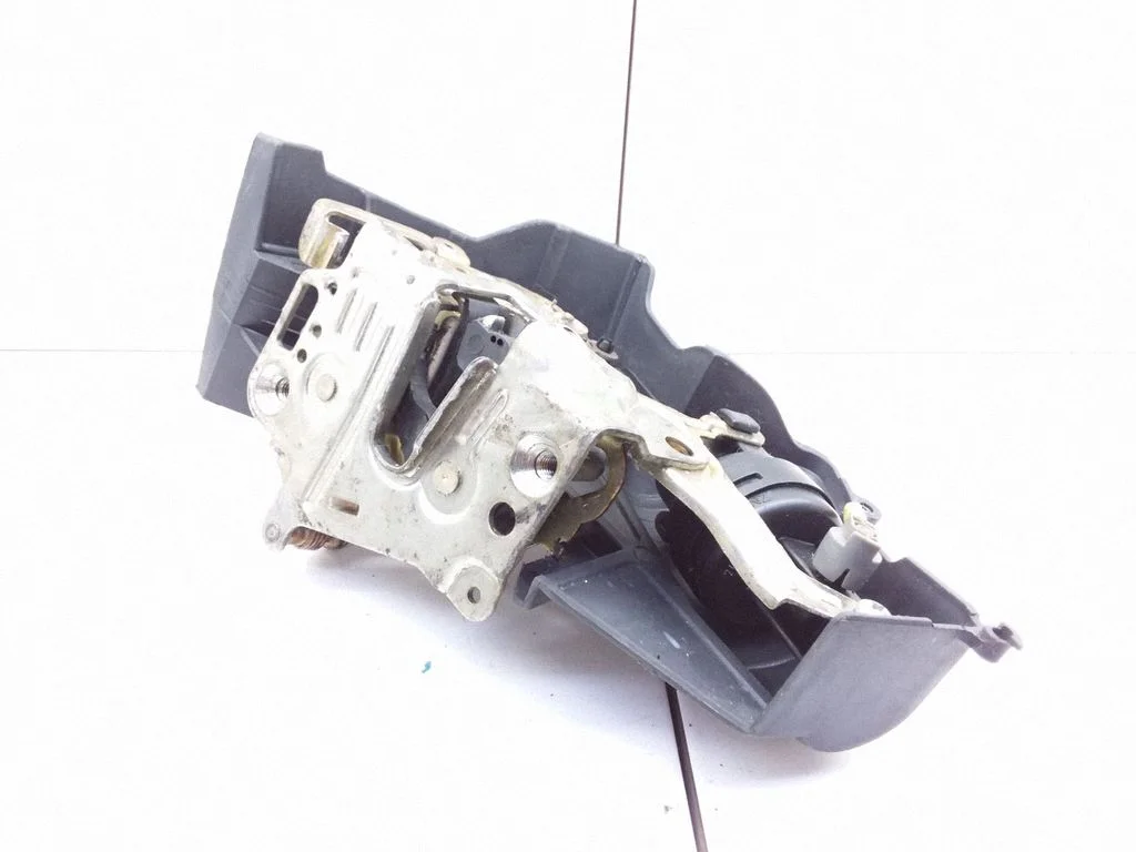 Rear door lock – Mercedes-Benz C-Class AMG W202 (1993-2000)