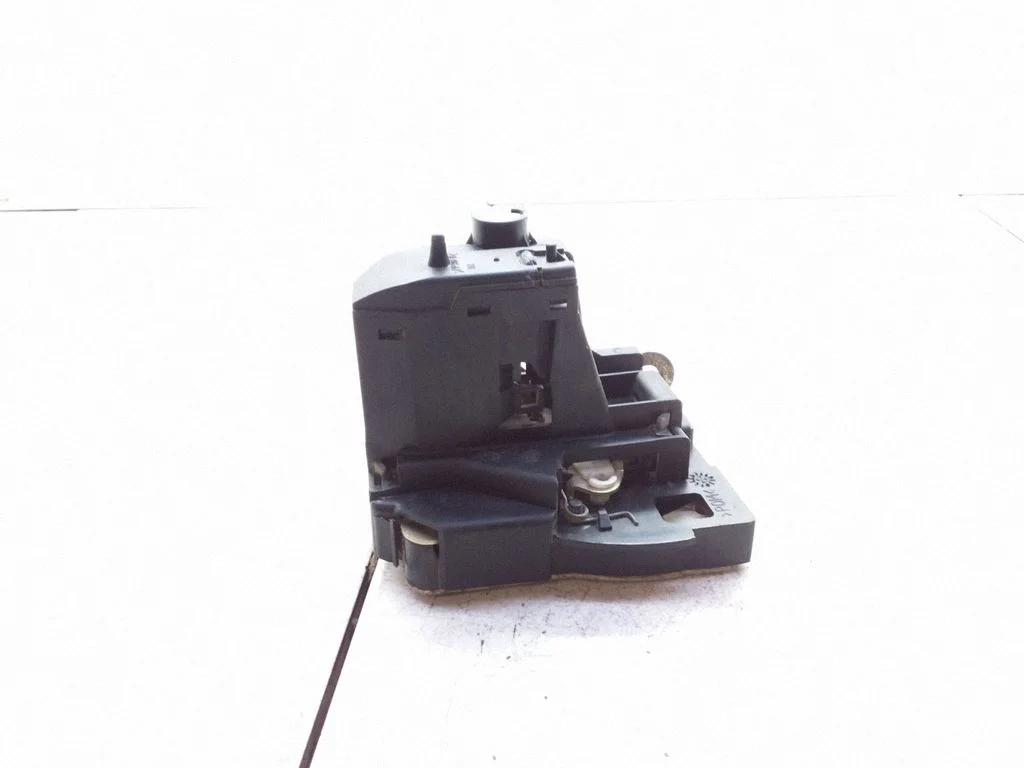 Rear door lock – rear right
