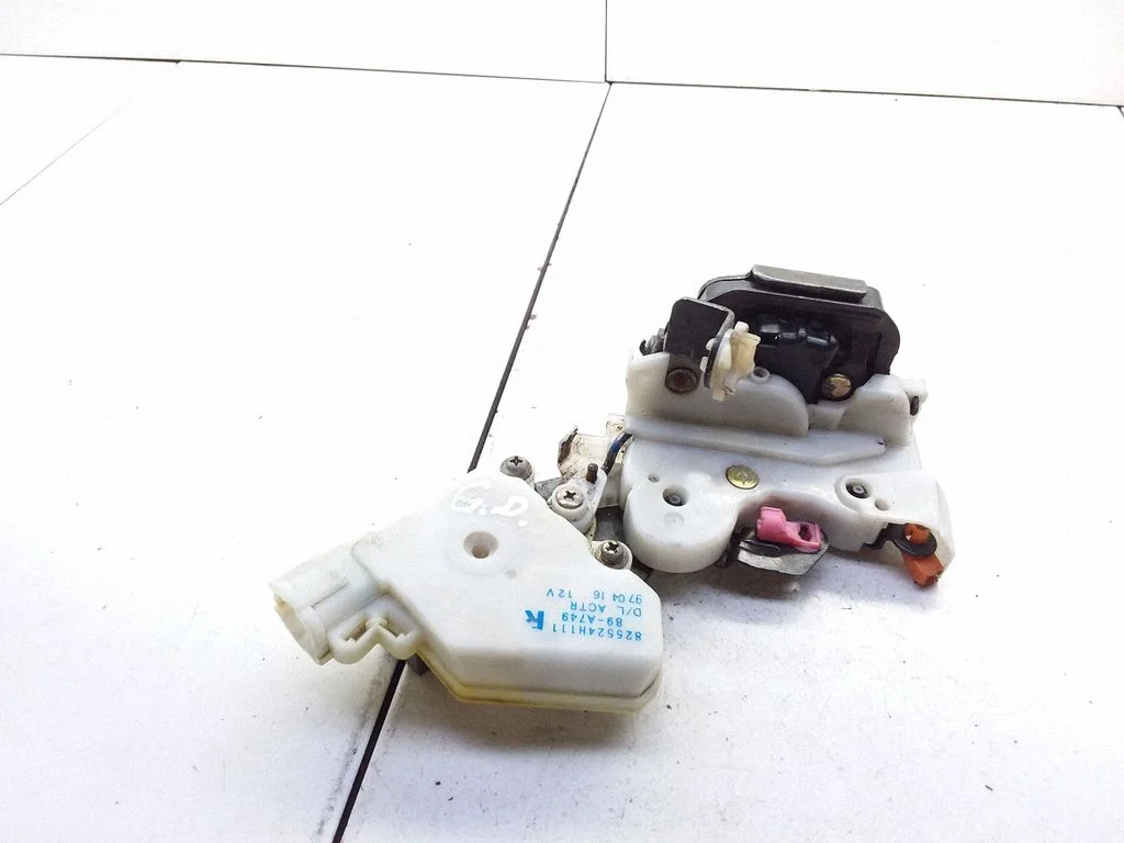 Aizmugurējo durvju slēdzene 825524H111