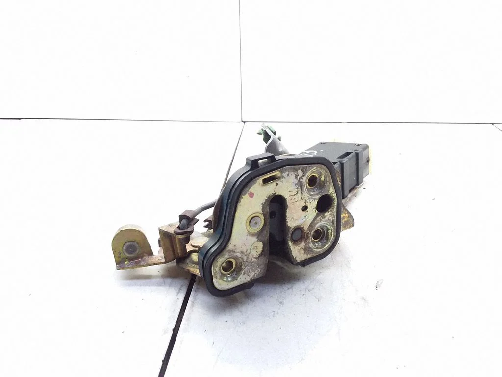 Rear door lock – rear right