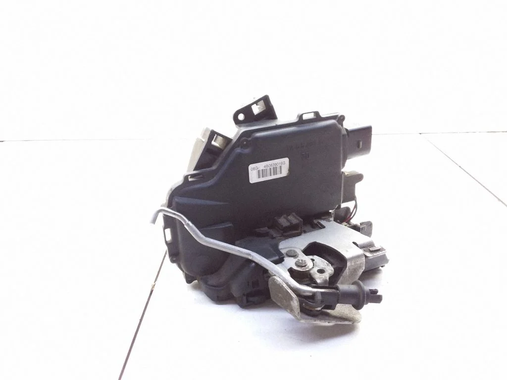 Rear door lock 4B0839016G