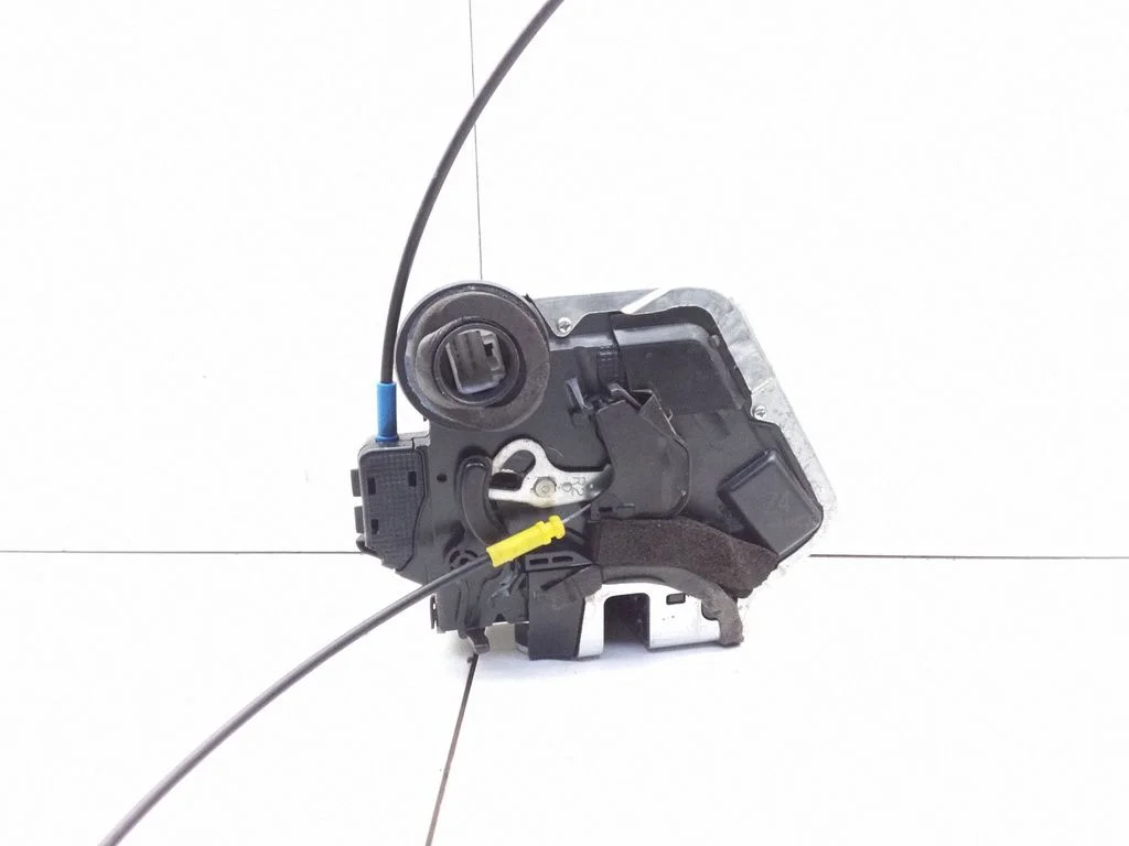 Rear door lock – Toyota Matrix (E130) (2001-2008)