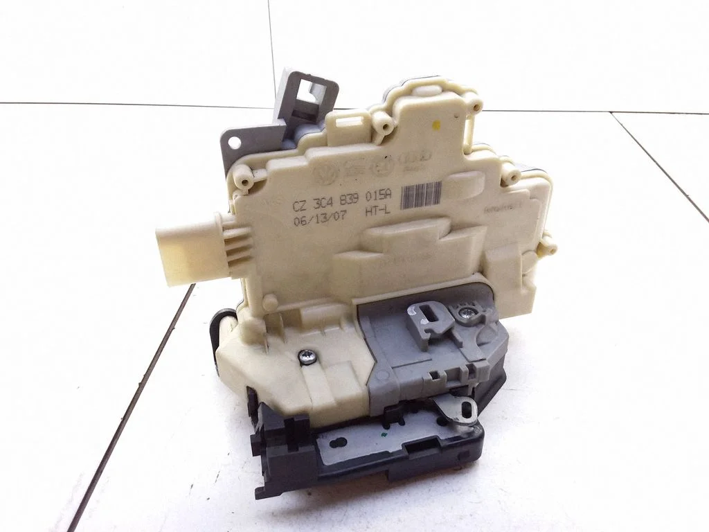 Rear door lock 3C4839015A
