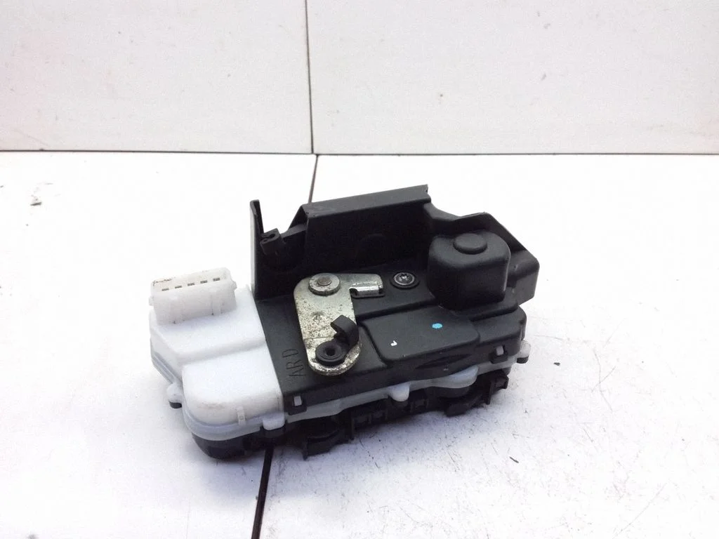Rear door lock – rear right