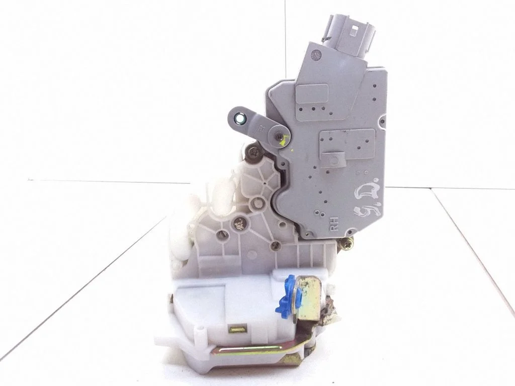 Rear door lock – Nissan Primera (2000-2001)
