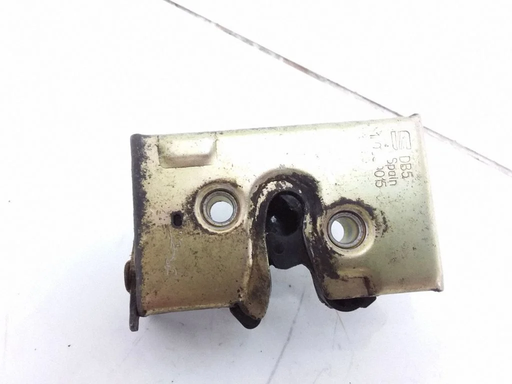 Rear door lock 1L0839015