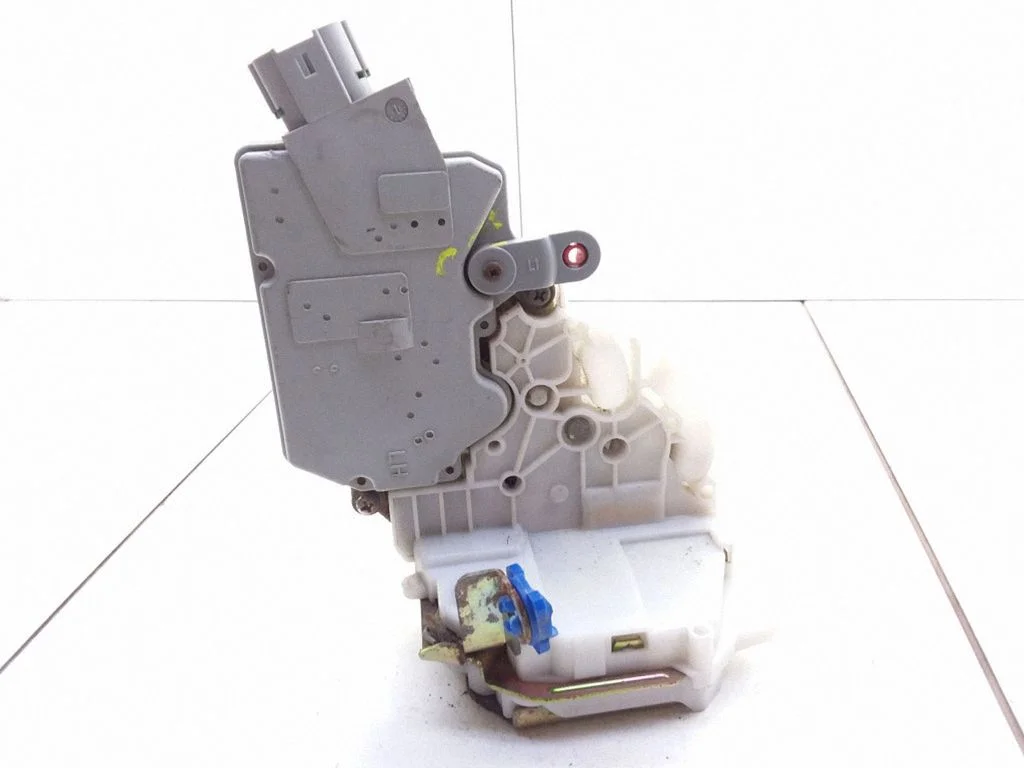Rear door lock – Nissan Primera (2000-2001)