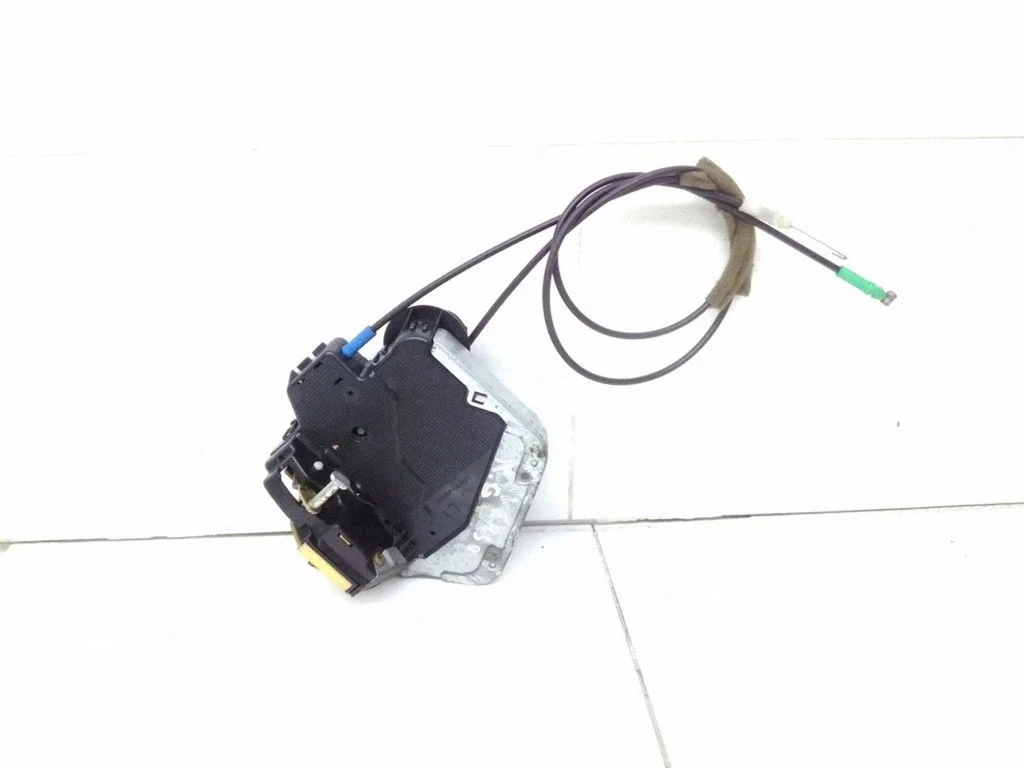Rear door lock 4D0104
