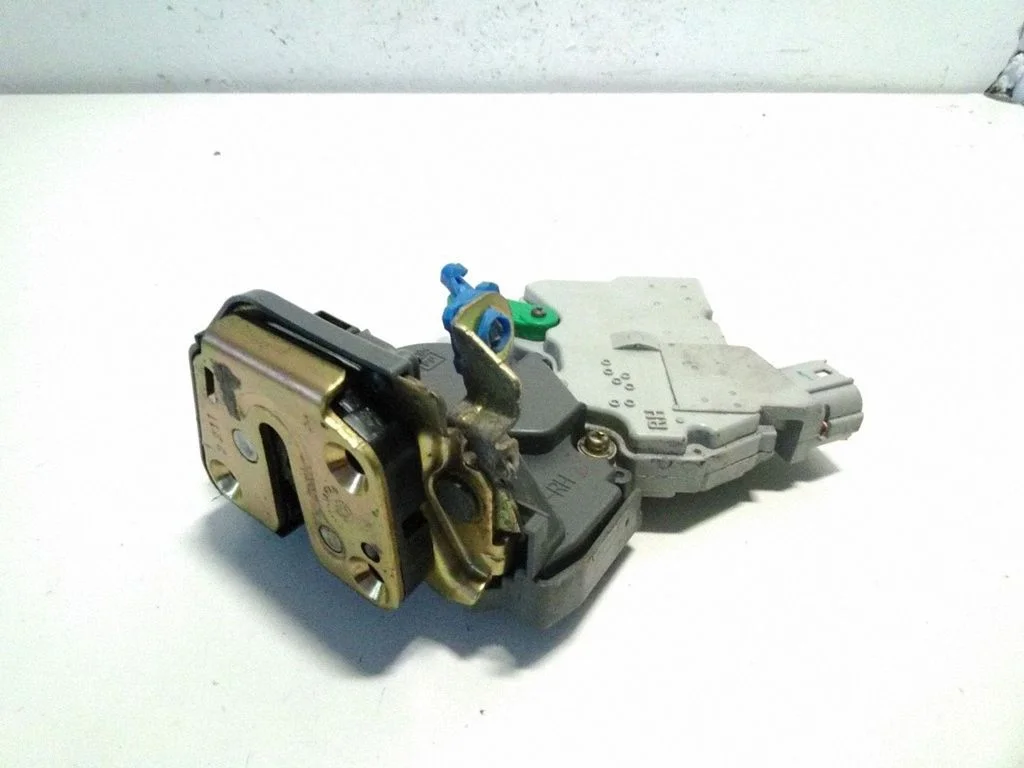 Rear door lock 825528H710