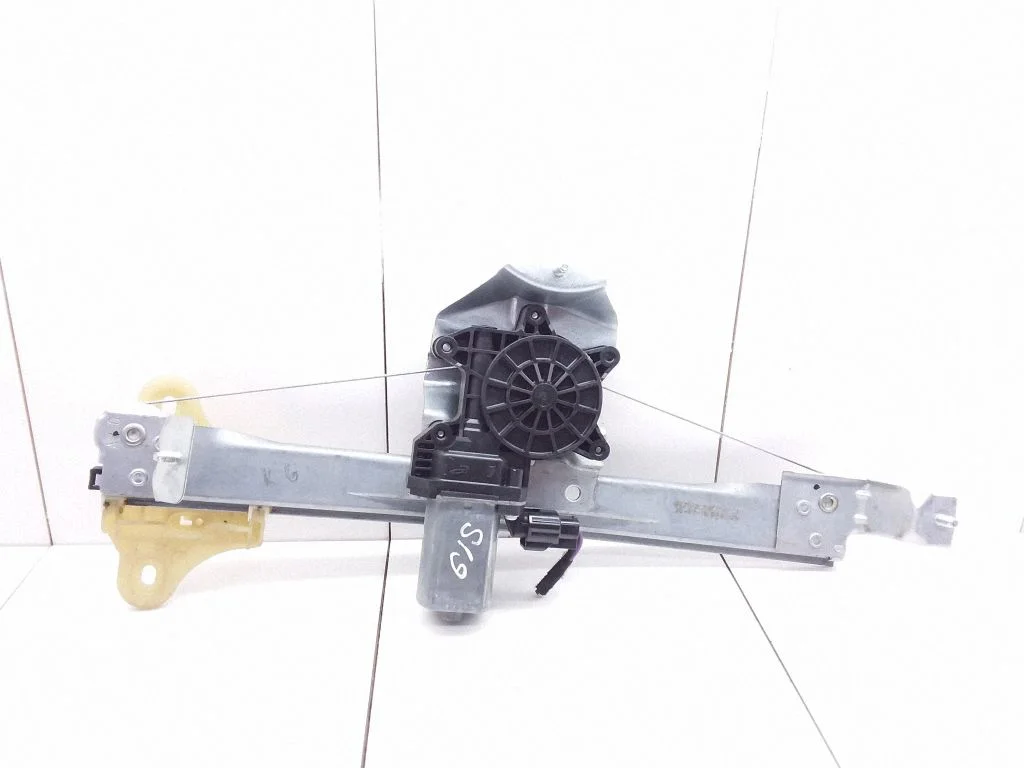Rear door window regulator with motor 827012973R