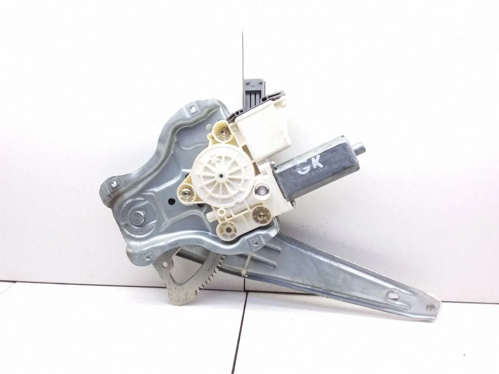 Rear door window regulator with motor – Toyota Avensis T250 (2003-2006)