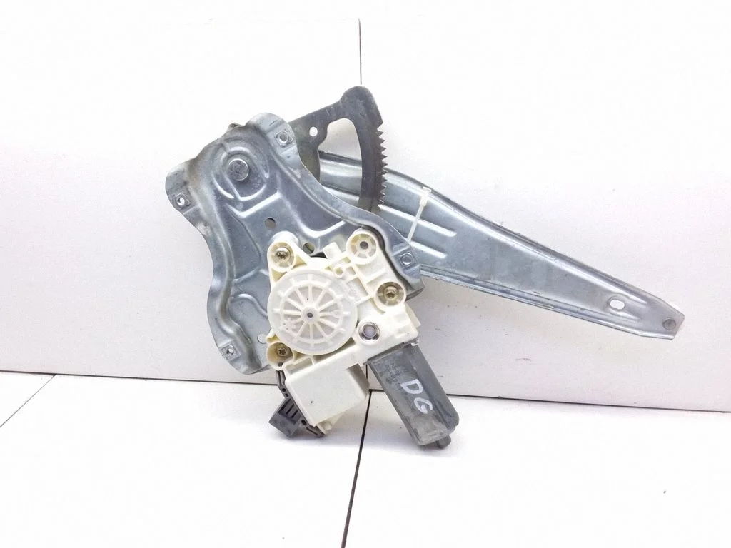 Rear door window regulator with motor – Toyota Avensis T250 (2003-2006)
