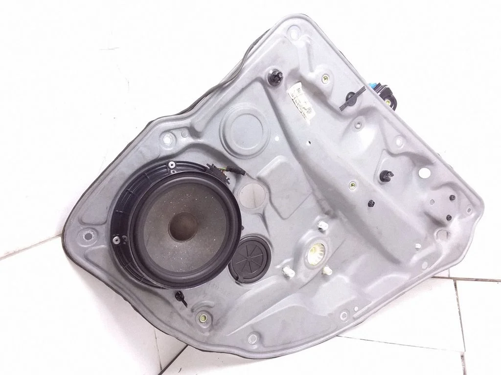 Rear door window regulator with motor – Volkswagen Golf IV (1998-2005)