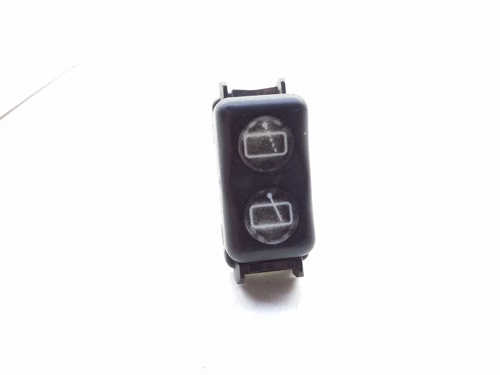 Switch for retractable tow bar – Mercedes-Benz E-Class W124 (1984-1993)