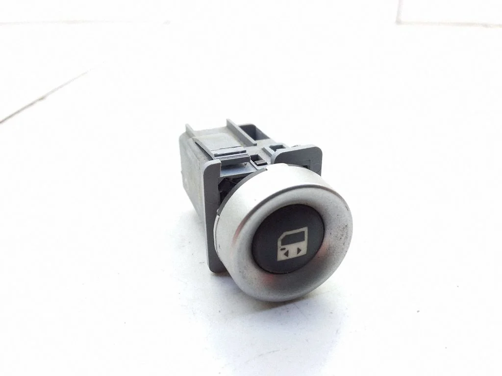 Switch for retractable tow bar