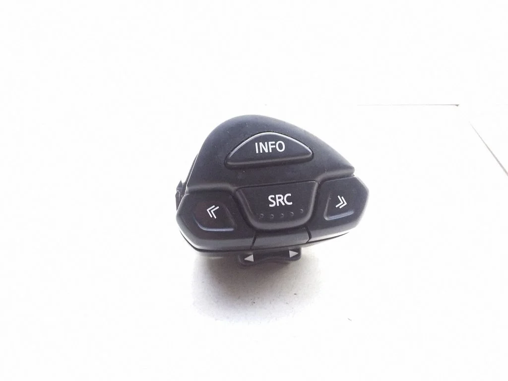Switch for retractable tow bar – Nissan Primera (2002-2007)