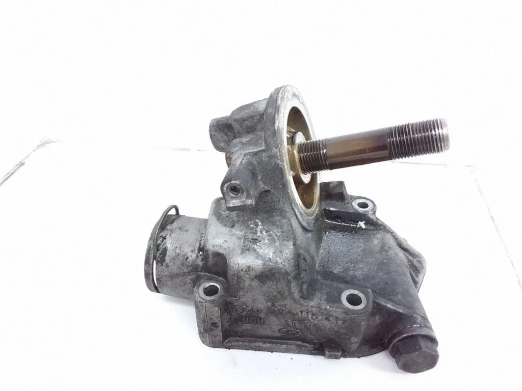 Oil filter mounting bracket – BMW 5 Series E34 (1988-1996)