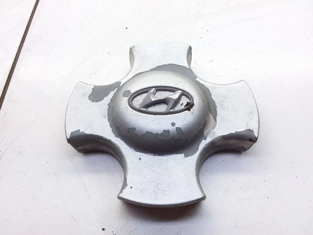 R12 wheel hub/cap/trim