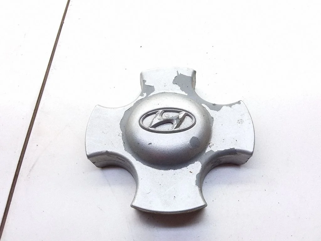 R12 wheel hub/cap/trim