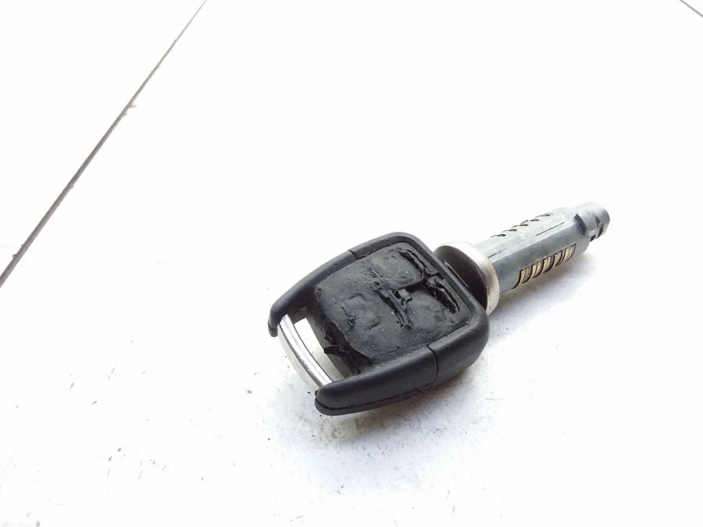 Coupe door lock (next to the handle) – Opel Zafira A (1999-2005)