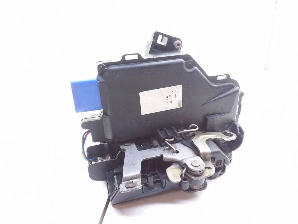 Coupe door lock (next to the handle) – Volkswagen Caddy (2004-2010)