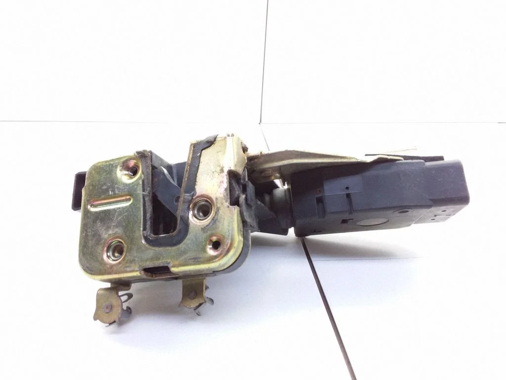 Coupe door lock (next to the handle) – Mitsubishi Carisma (1996-1999)