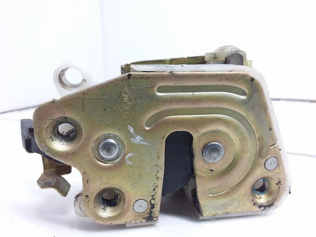 Front door lock – Mitsubishi Pajero (1991-1999)
