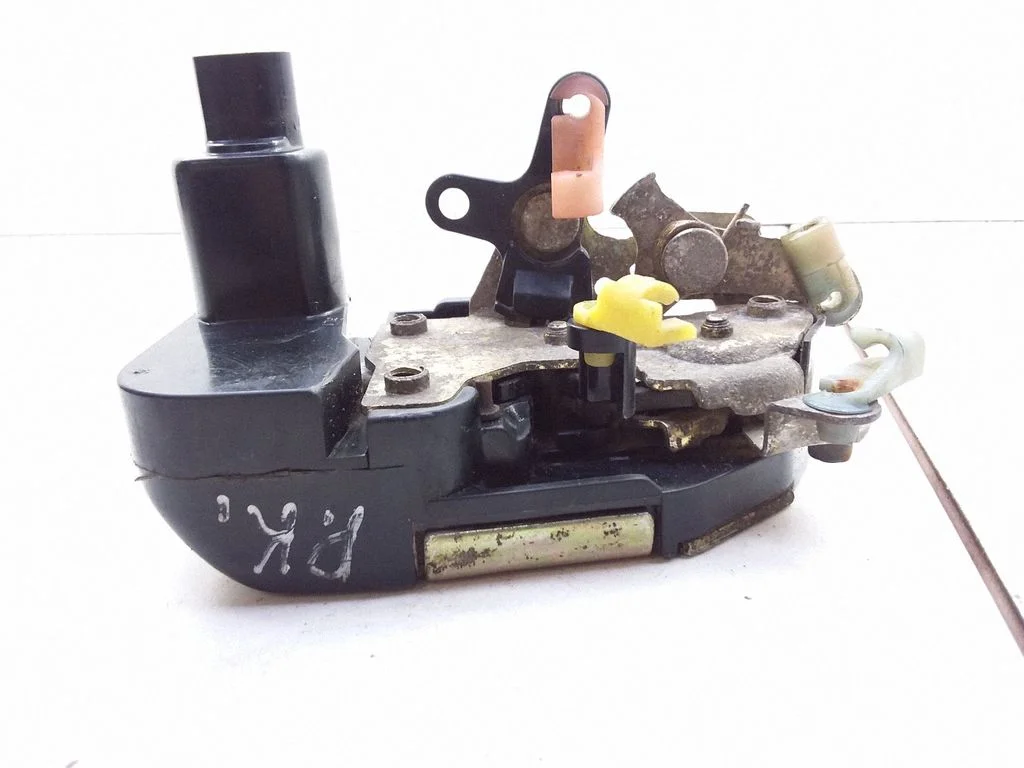 Coupe door lock (next to the handle) – Chrysler Grand Voyager II (1990-1995)