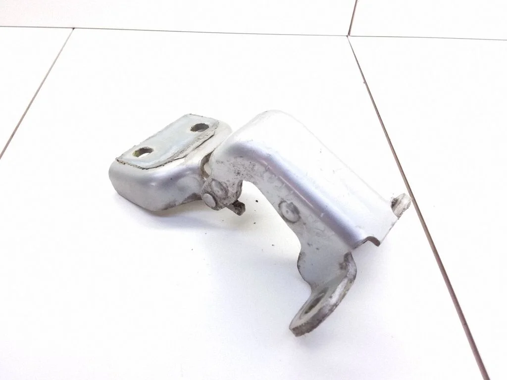 Front door upper hinge – Volkswagen Cross Touran I (2006-2016)