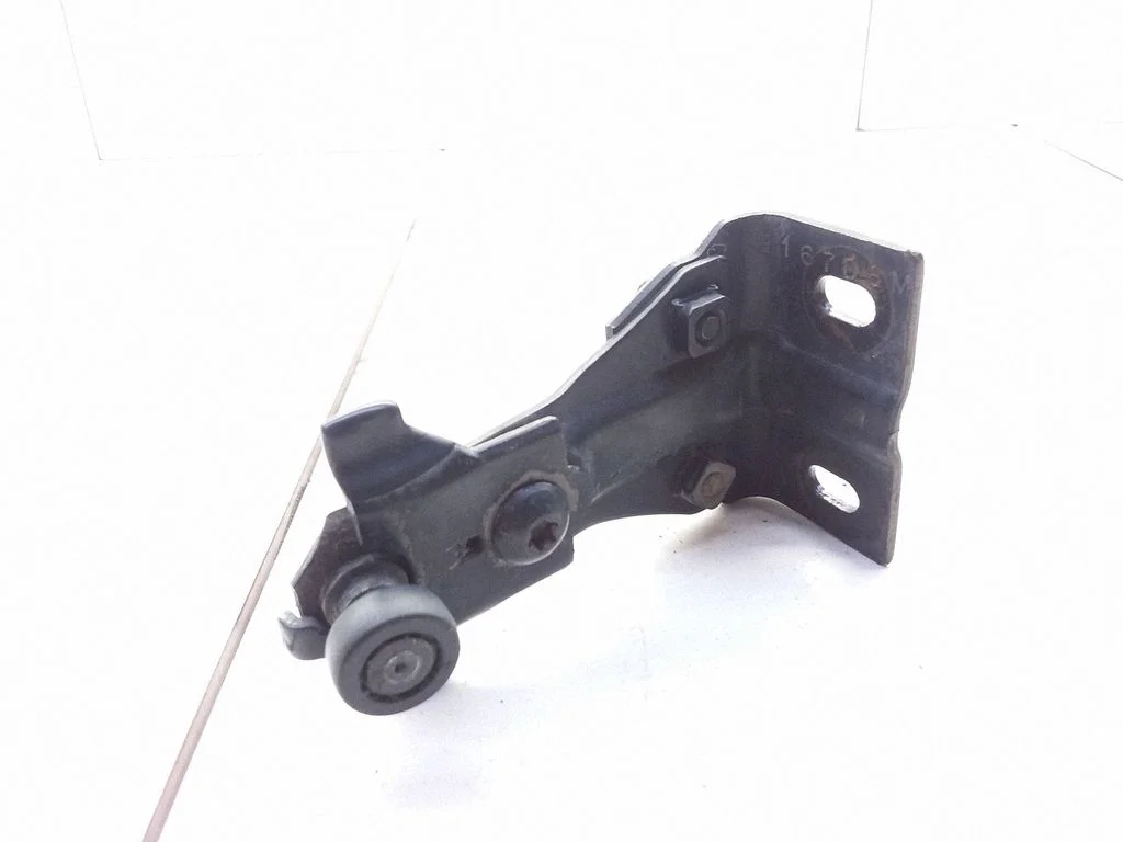 Sliding door upper roller guide/hinge – Chrysler Town & Country III (1996-2000)