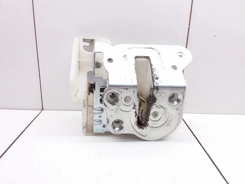 Sliding door lock – rear right