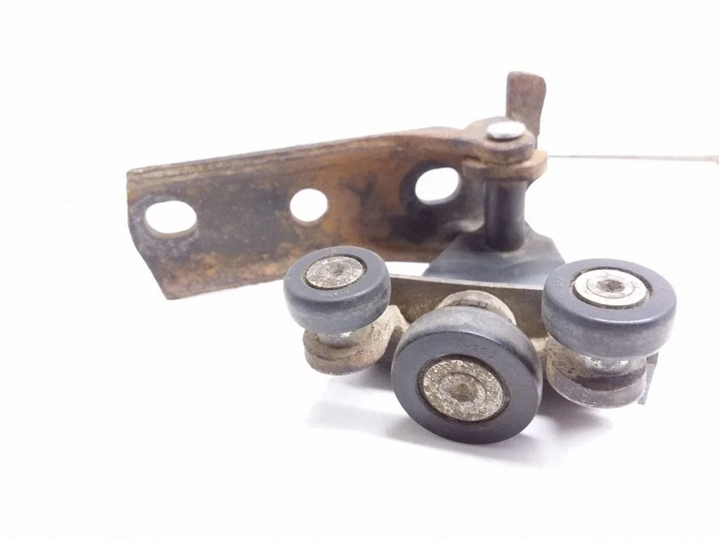 Sliding door upper roller guide/hinge – Opel Sintra (1996-1999)