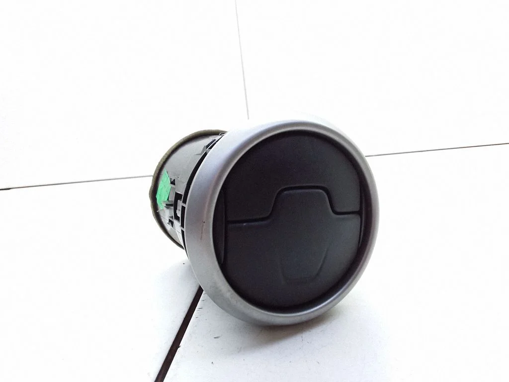 Armatuurlaua keskmine õhutusrest – Nissan Qashqai+2 (2008-2010)