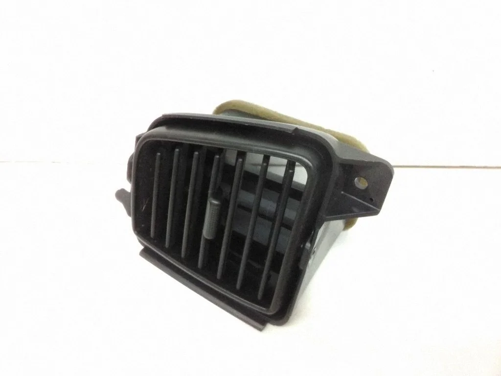Dash center air vent grill LC62CTRLH – Mazda MPV II LW (1999-2007)