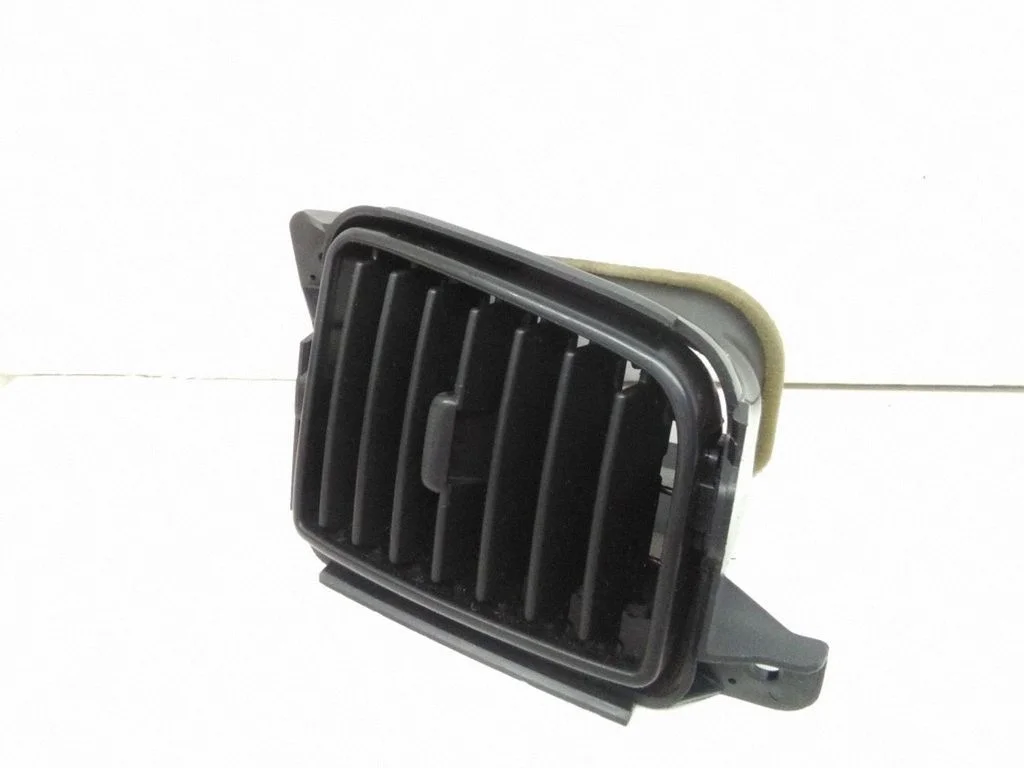 Dash center air vent grill LC63CTRRH – Mazda MPV II LW (1999-2007)