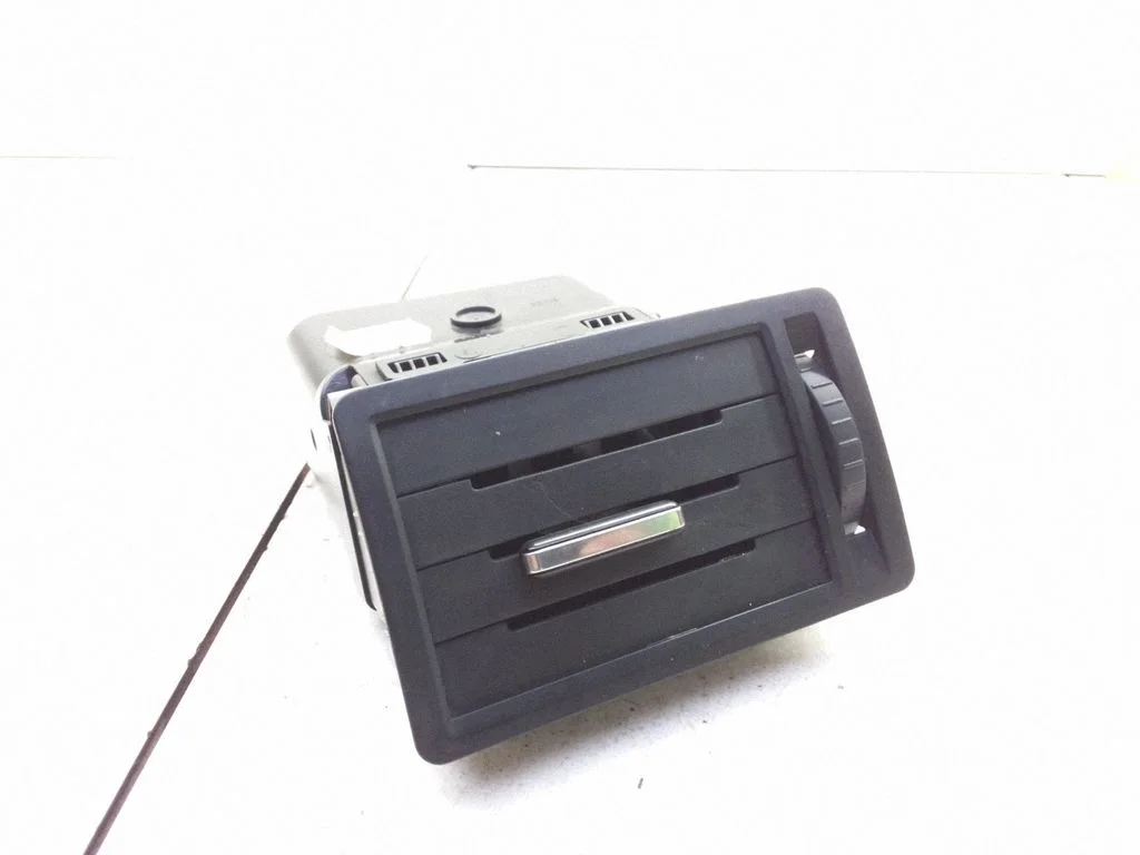 Kratka nawiewu szyby 3M51R018B08
