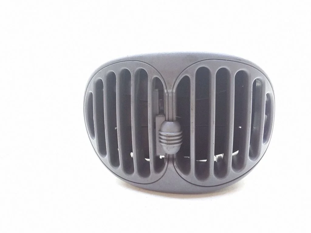 Dashboard air vent grill cover trim – Chrysler Town & Country III (1996-2000)