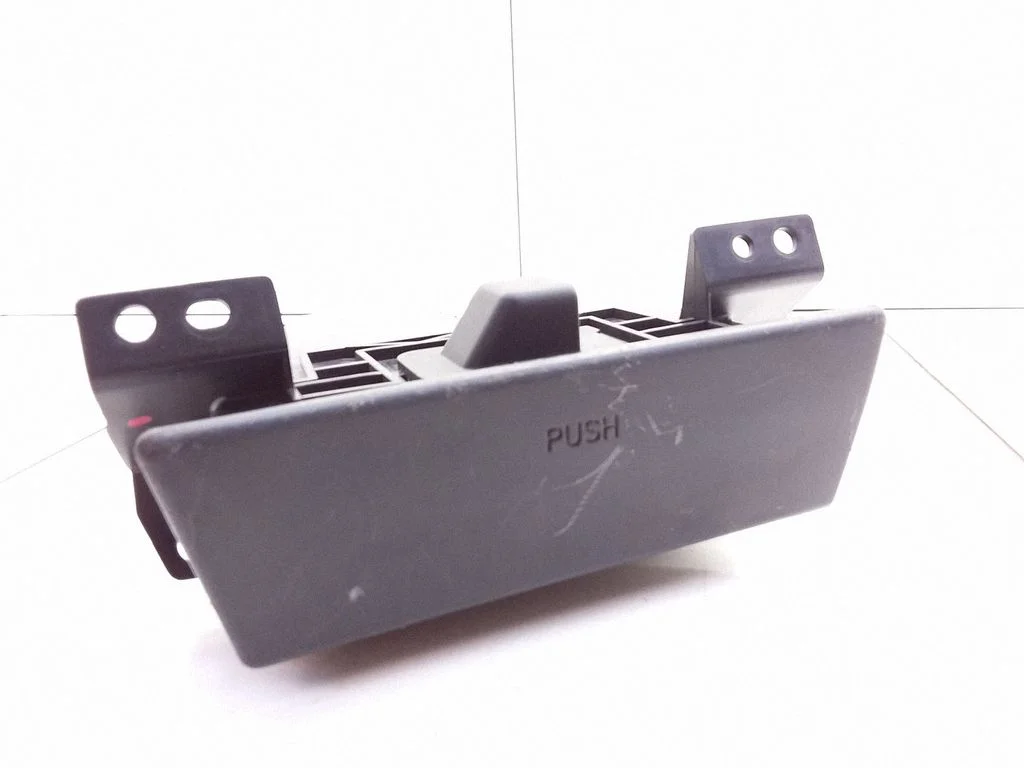 Pelnutrauks panelī – Toyota Avensis T220 (2000-2003)