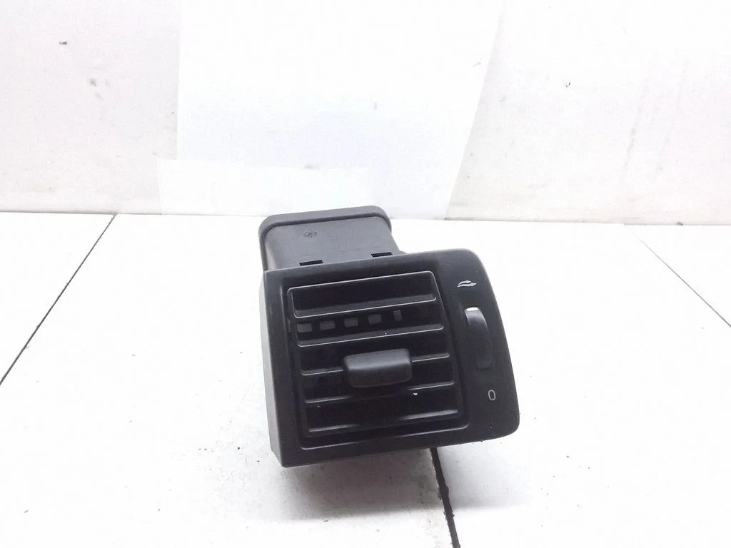 Dashboard side air vent grill/cover trim Y01103