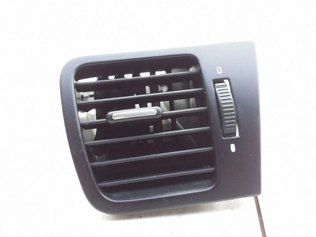 Dashboard side air vent grill/cover trim – front right
