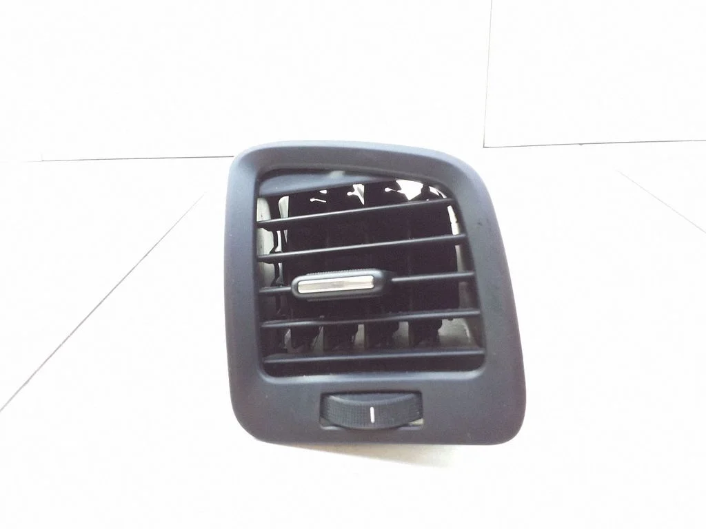 Armatuurlaua külje õhutusresti kate – Opel Insignia A (2008-2017)