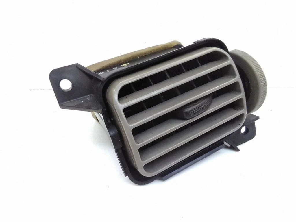 Armatuurlaua külje õhutusresti kate C100GM832